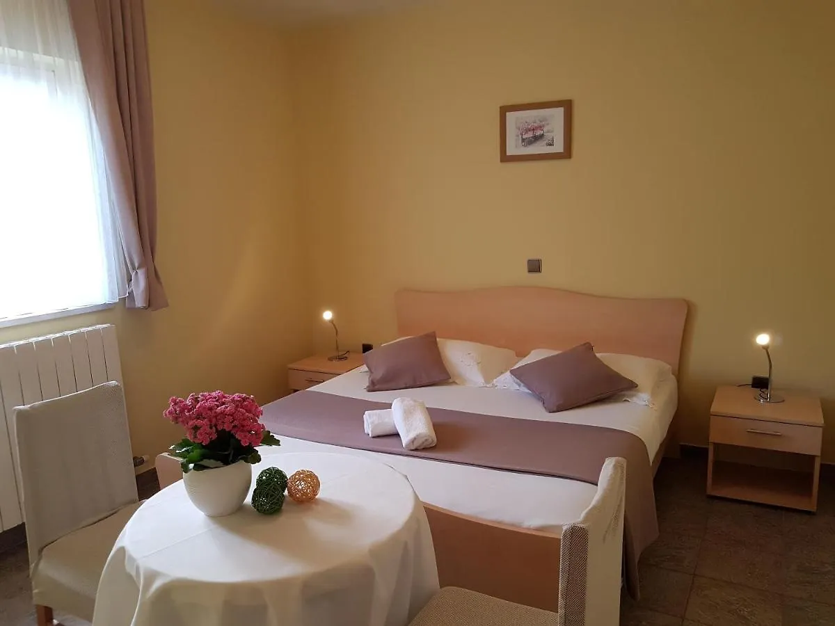 Cosy Villa Near The Beach Zadar