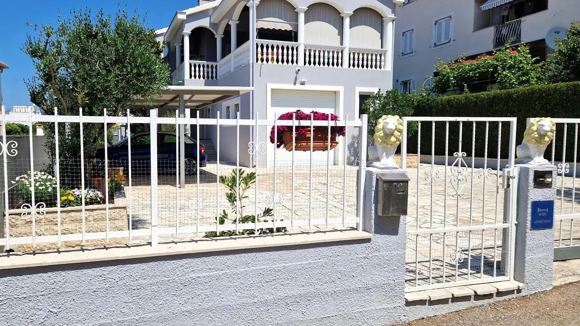 Cosy Villa Near The Beach contacts
